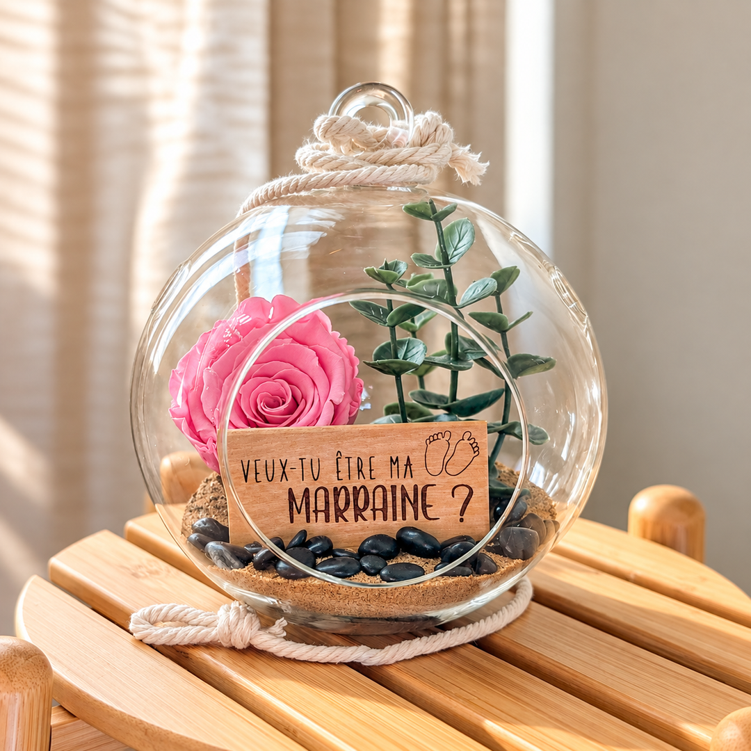 Cadeau marraine : arrangement floral avec rose éternelle, boule de verre suspendue à une corde de macramé.