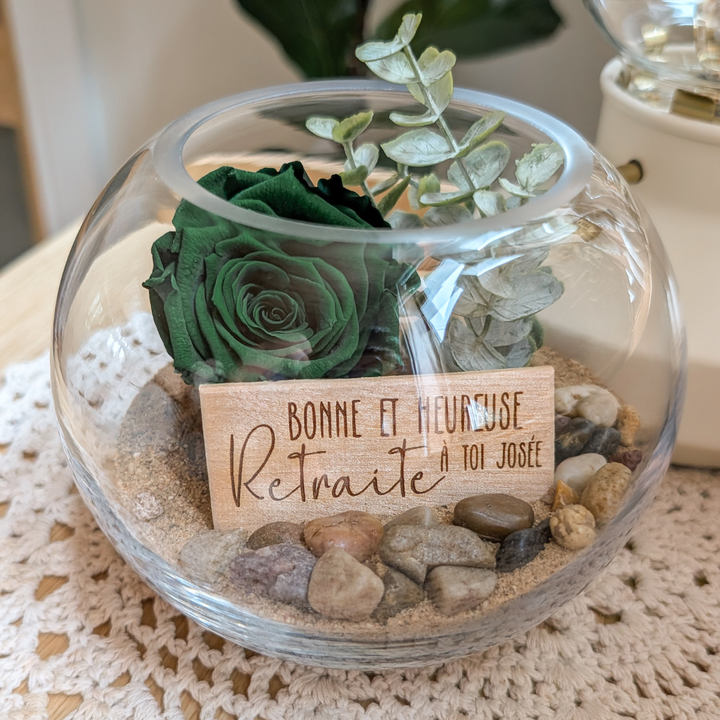 Cadeau de retraite pour une collègue de travail avec rose éternelle verte, eucalyptus et plaquette de bois gravée.