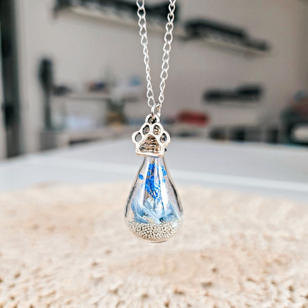 Collier souvenir de deuil animalier en acier inoxydable, avec poils de chat, fleurs séchées et breloque patte.