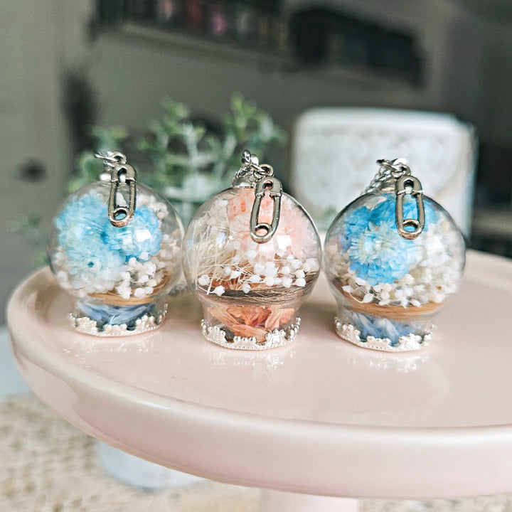 Bijou souvenir avec mèche de cheveux de bébé et fleurs séchées en argent, pendentif personnalisé artisanal fait au Québec