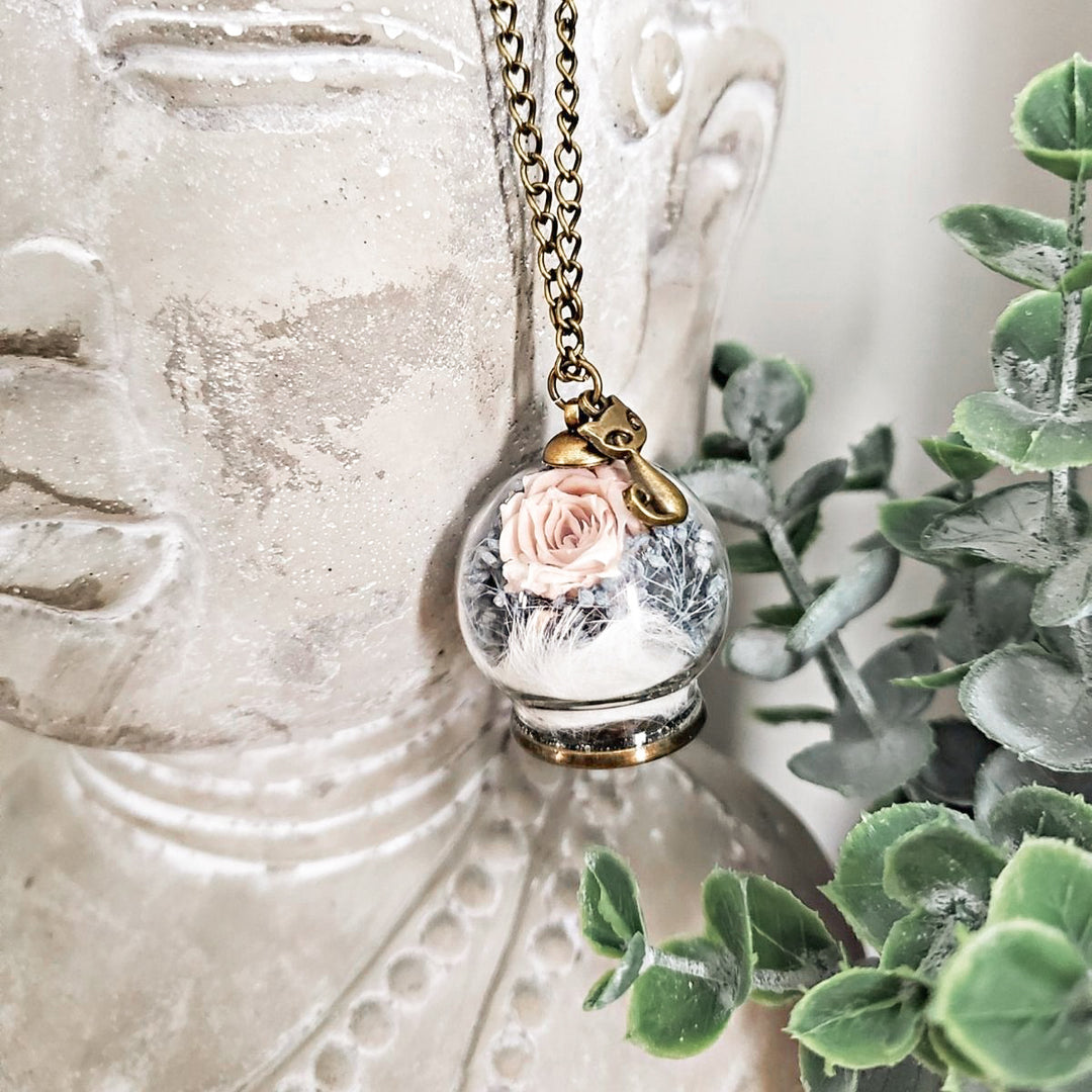 Collier souvenir de deuil animalier en bronze, avec rose éternelle, poils d’animaux et breloque de chat en laiton.