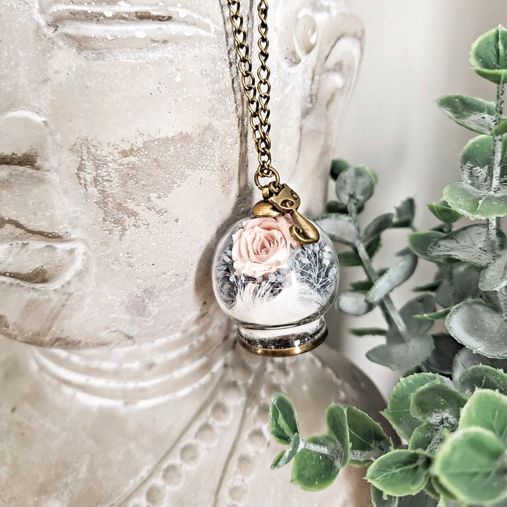 Collier souvenir de deuil animalier en bronze, avec rose éternelle, poils d’animaux et breloque de chat en laiton.