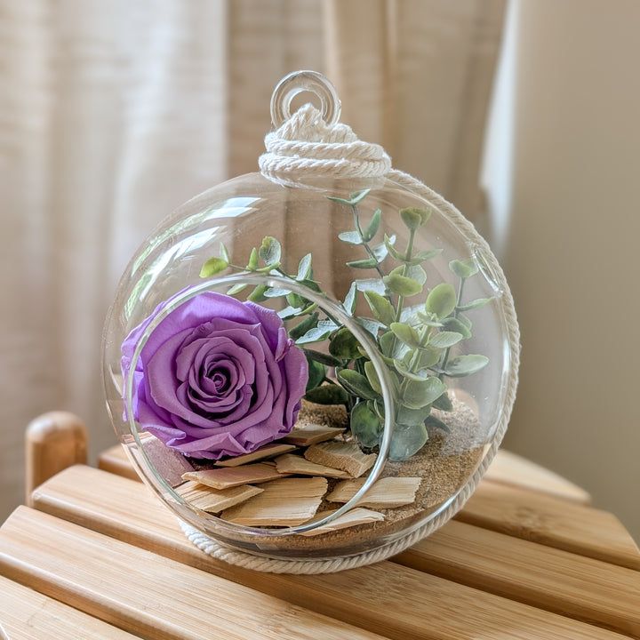 Création florale artisanale boho, avec rose éternelle et feuillage naturel.