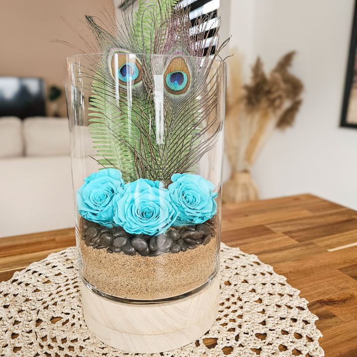 Création florale artisanale boho, avec rose éternelle et plume de paon.