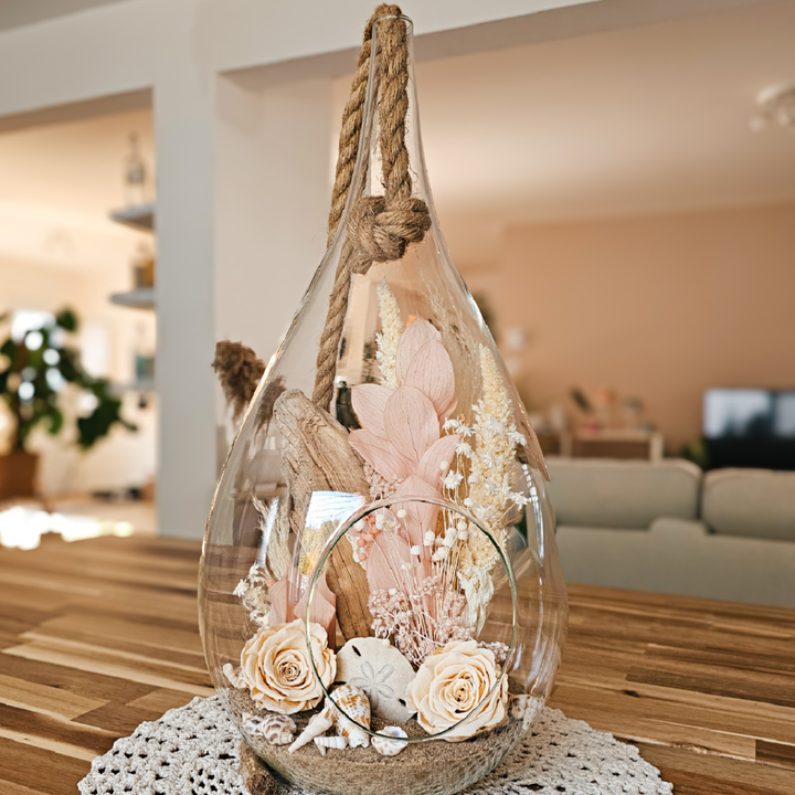 Création florale souvenir pour le deuil animalier, avec rose éternelle et fleurs séchées