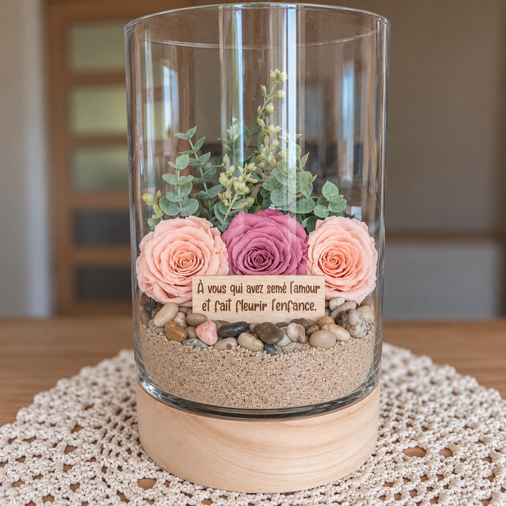 Création floraleavce roses éternelles et verdure eucalyptus, cadeau spécial pour une éducatrice.