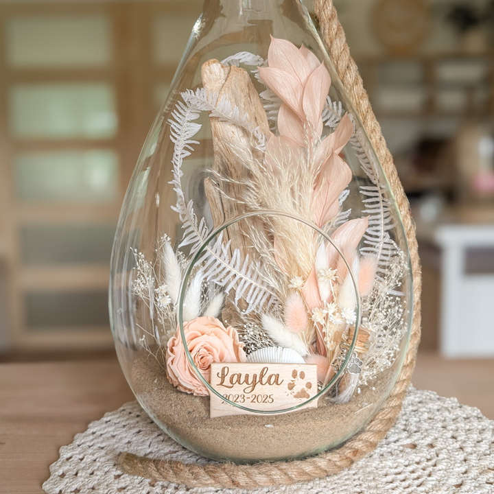 Création florale artisanale en rose éternelle, pensée pour le deuil animalier.