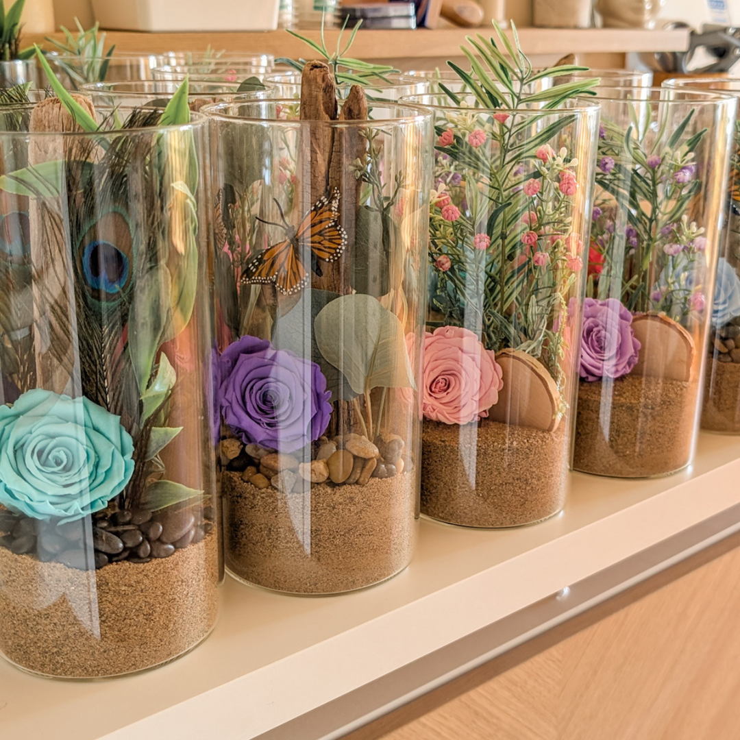 Décoration florale en rose éternelle et bois naturel, idéale comme cadeau de retraite.