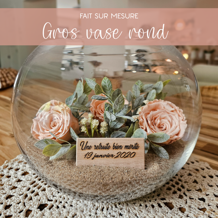 Décoration florale en rose éternelle et bois naturel, idéale comme cadeau de retraite.