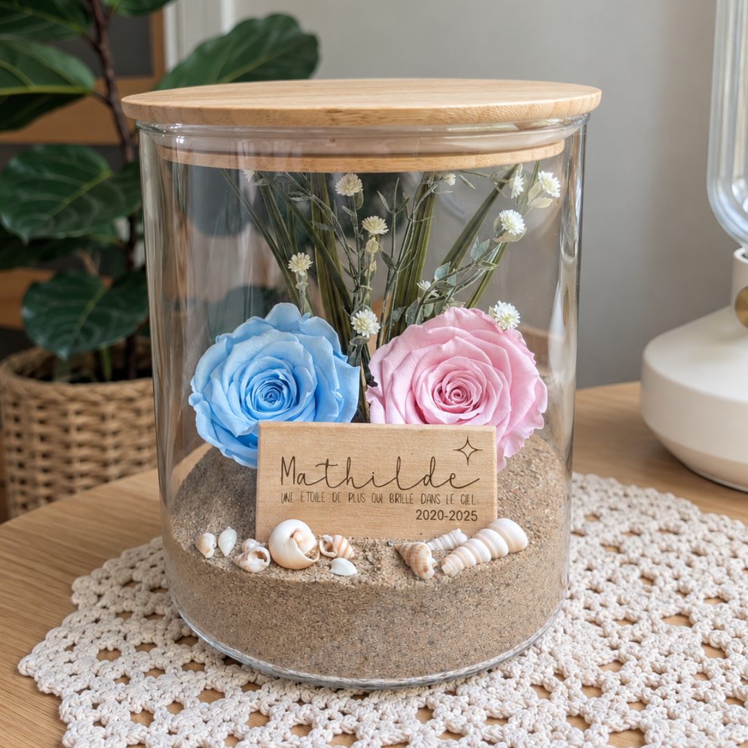 Rose éternelle rose et bleu bébé pour le deuil d’un enfant , fleurs blanches et plaquette gravée avec prénom
