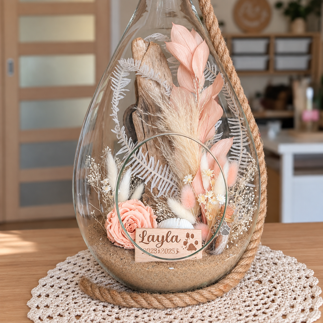 Arrangement floral en hommage à un animal avec rose éternelle pêche et plaquette souvenir gravée