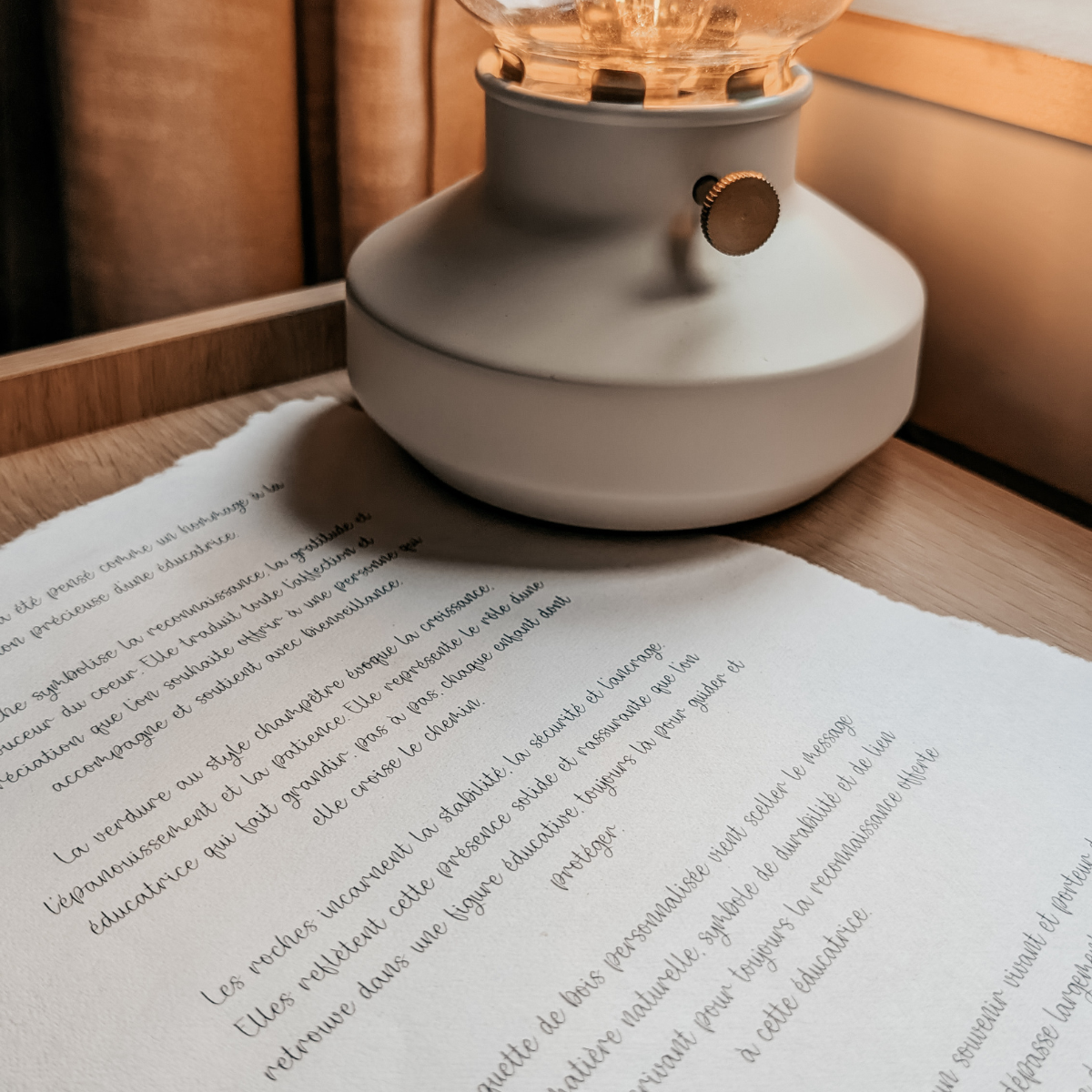 Lettre symbolique écrite à la main sur papier de coton naturel, sous la lumière d'une lampe