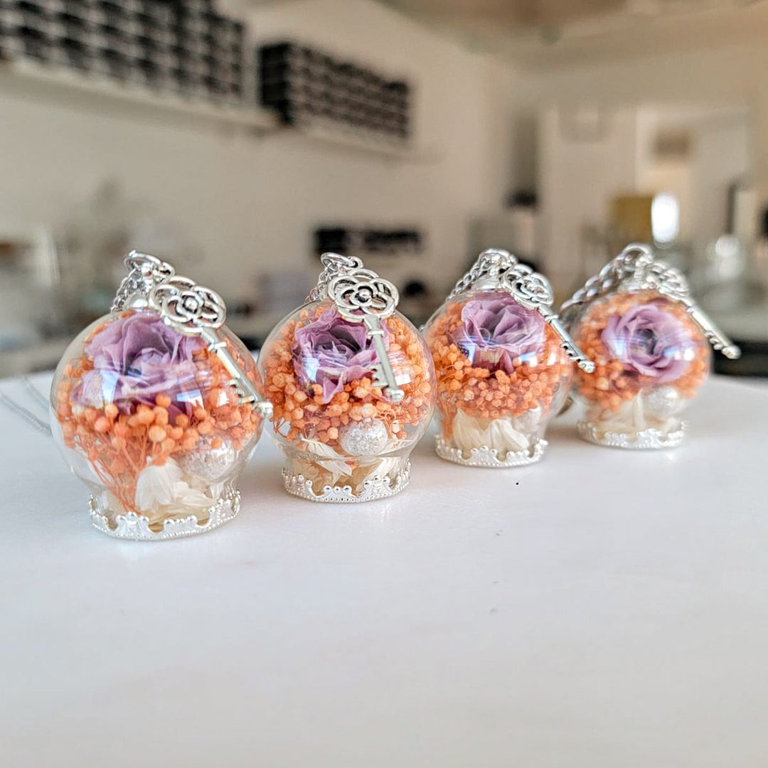 Bijou commémoratif avec cendres et rose éternelle, symbole d’amour et de réconfort.