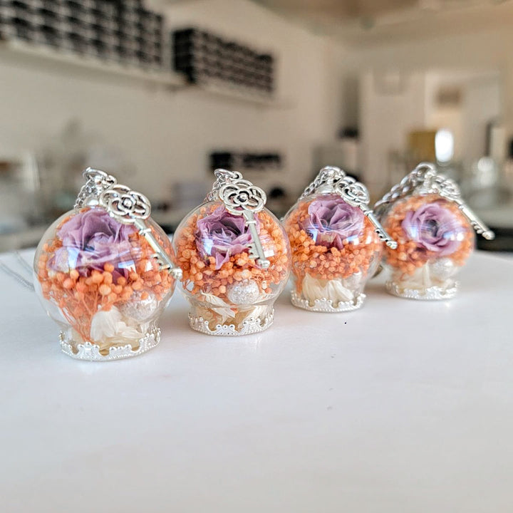 Bijou commémoratif avec cendres et rose éternelle, symbole d’amour et de réconfort.