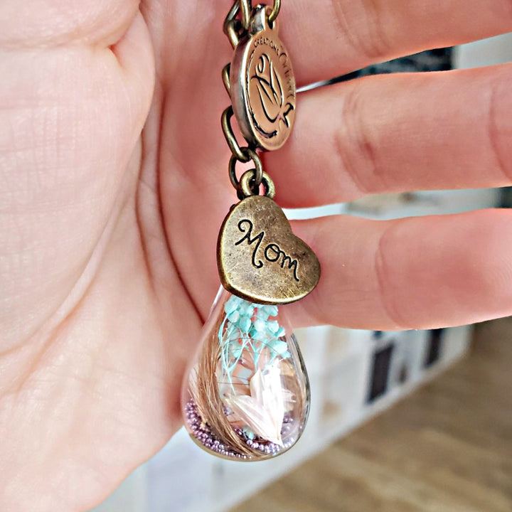 Bijou commémoratif avec mèche de cheveux de maman et fleurs séchées symboliques, pendentif souvenir artisanal Québec