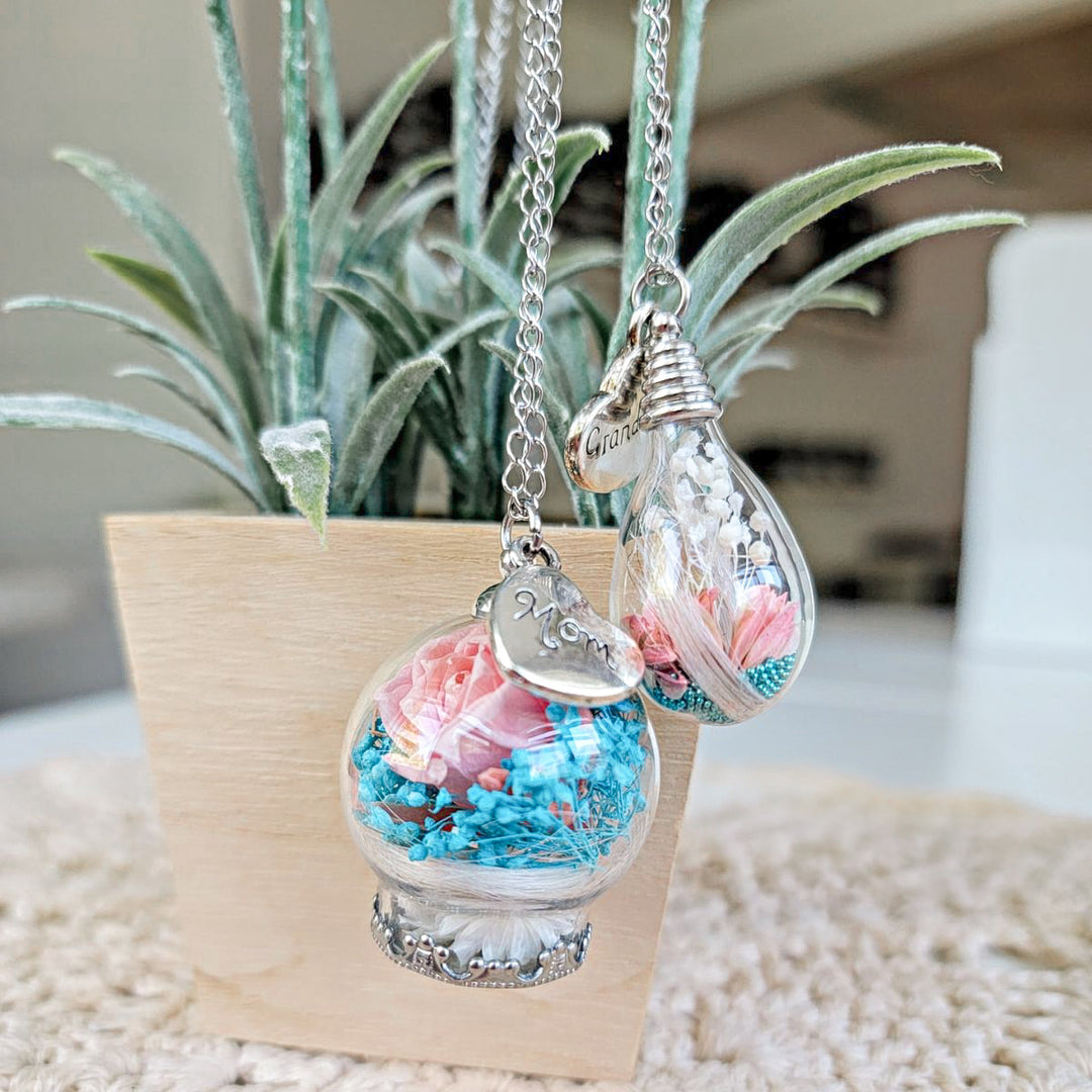 Pendentif de deuil floral avec mèche de cheveux, bijou hommage en acier inoxydable.