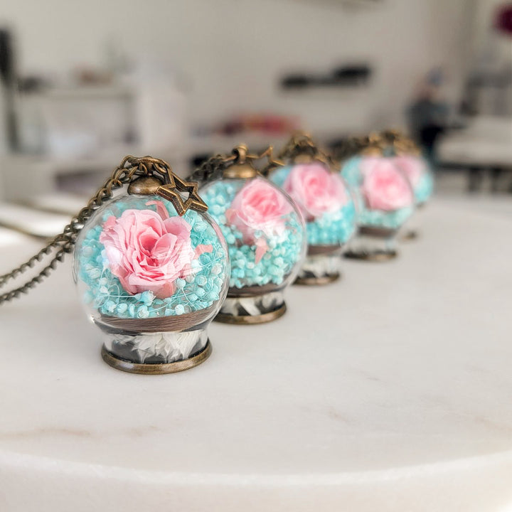 Pendentif de deuil avec mèche de cheveux de maman et rose éternelle, bijou en bronze antique.