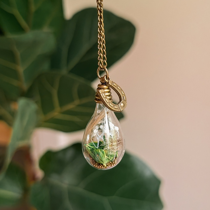 Pendentif équestre en forme de goutte avec crins de cheval, fleurs vertes et blanches et breloque fer à cheval