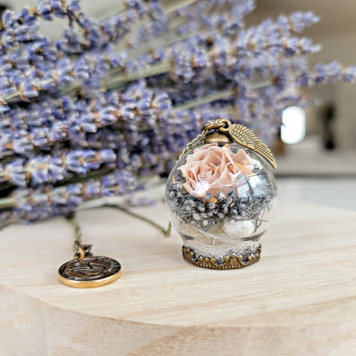 Bijou souvenir avec cendres et éléments floraux, hommage durable pour un être cher.