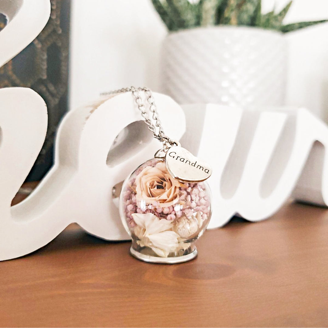 Pendentif commémoratif avec cendres animales et fleurs naturelles, symbole de douceur et de mémoire.