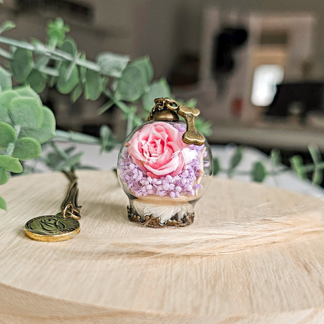 Pendentif souvenir animal décédé en globe de verre avec rose éternelle et fleurs préservées, bijou breloque os bronze Québec