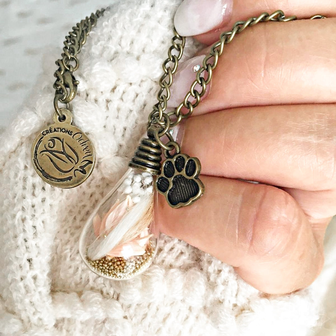 Pendentif souvenir de deuil animalier, avec poils d’animaux et fleurs naturelles préservées, bijou symbolique fait à la main au Québec par Créations Odrey.