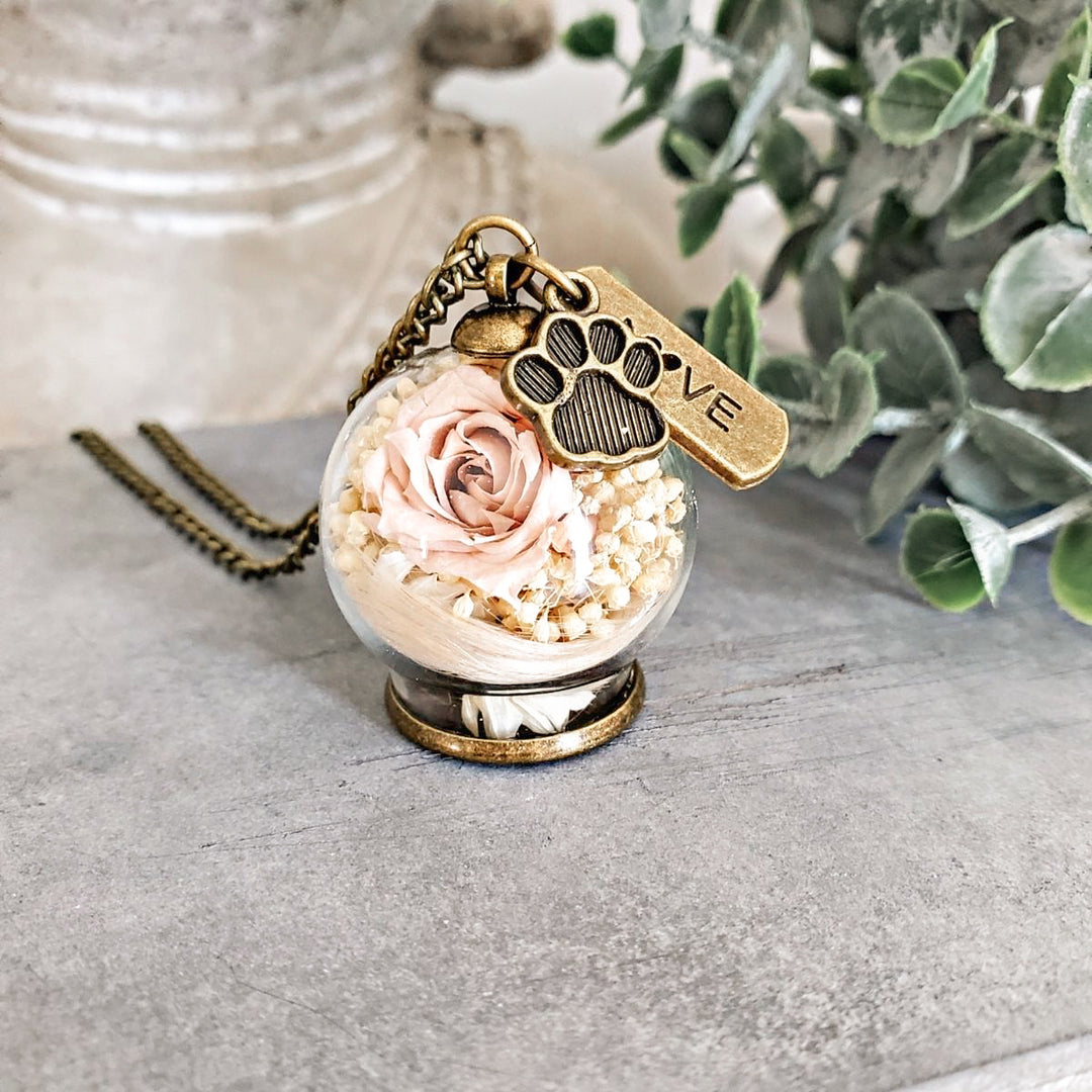 Bijou souvenir animalier avec rose éternelle, fleurs séchées et breloque bronze.