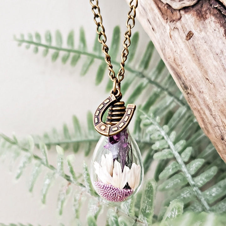 Bijou souvenir animalier personnalisé avec crins de cheval et fleurs séchées, fait à la main au Québec.