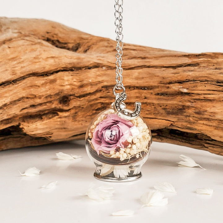 Pendentif souvenir équestre avec crins de cheval,  breloque fer à cheval argenté et fleurs séchées