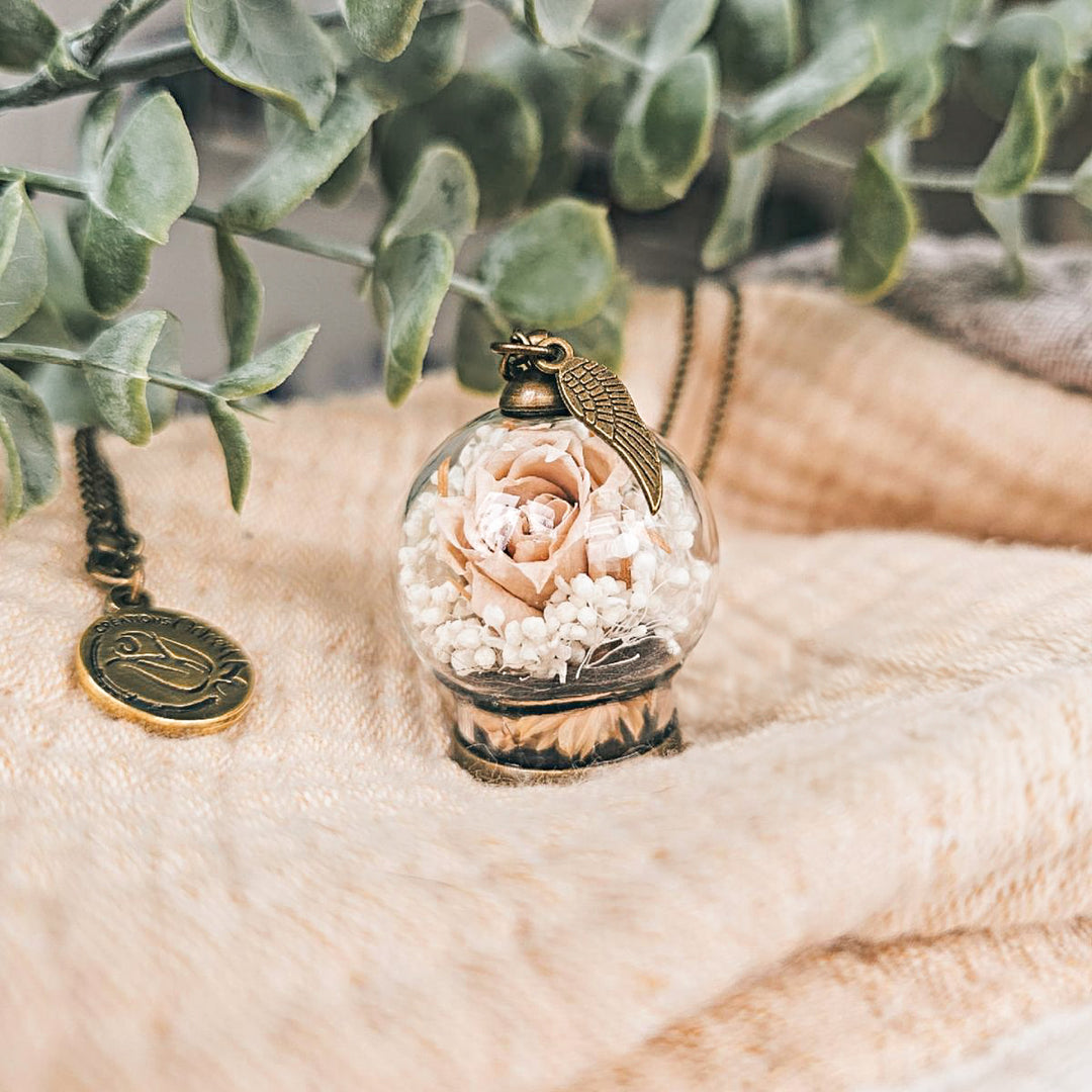 Pendentif souvenir personnalisé avec mèche de cheveux et fleurs naturelles, fait au Québec