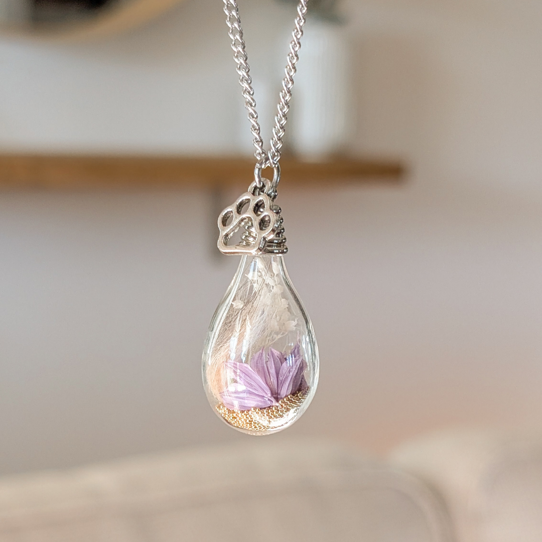 Pendentif souvenir avec poils d’animal, fleurs séchées mauves et breloque patte en acier inoxydable argenté
