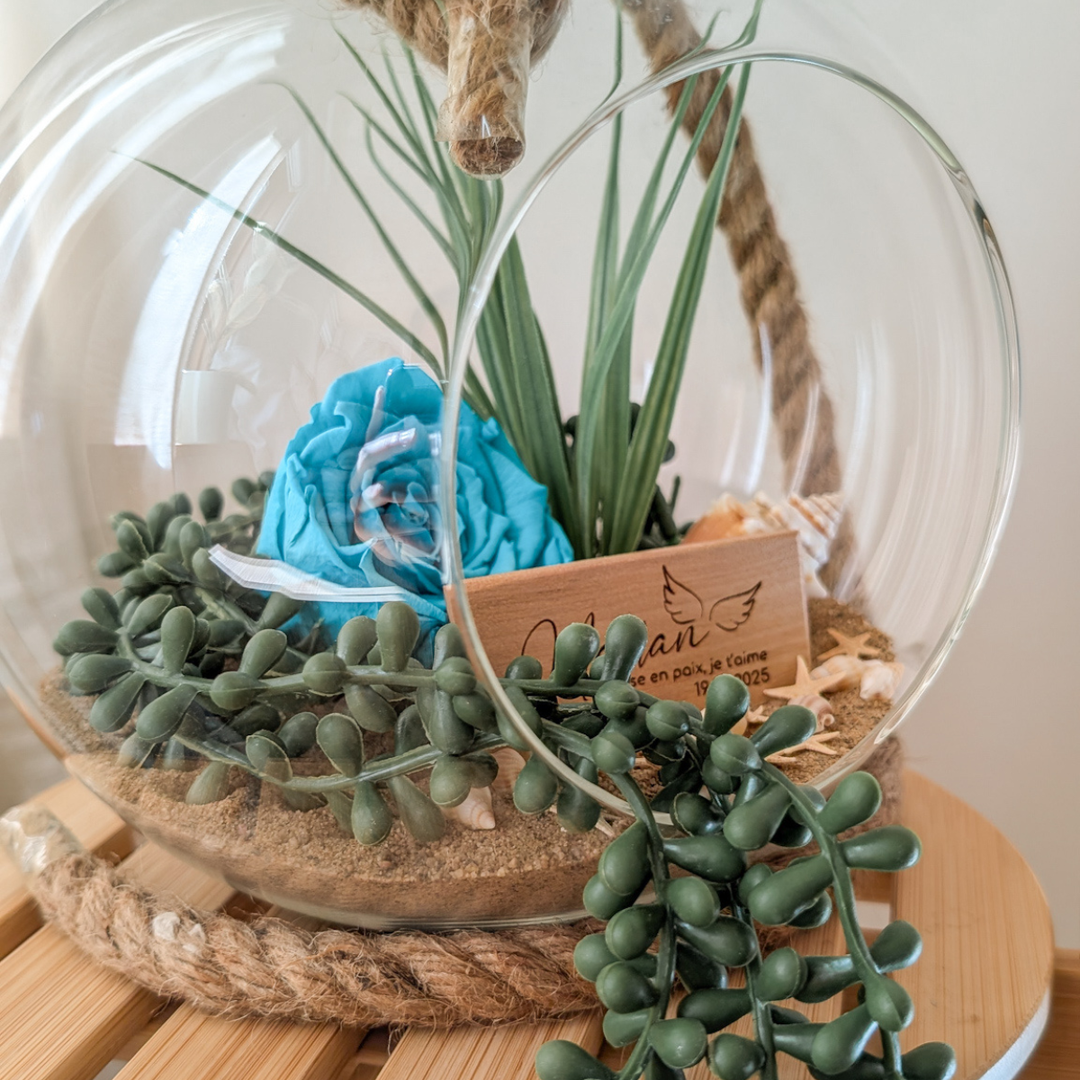 Rose éternelle et bois naturel, décoration funéraire douce et réconfortante.
