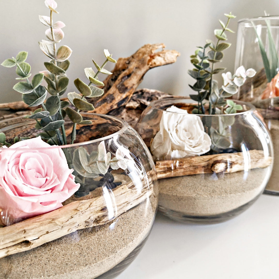 Arrangement floral rustique avec fleurs séchées et bois flotté