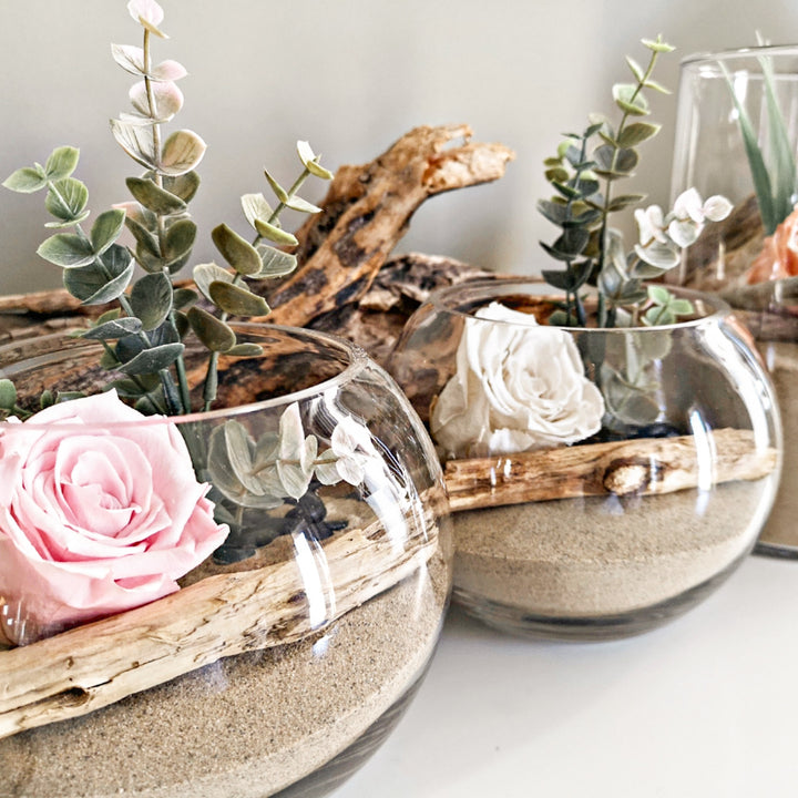 Arrangement floral rustique avec fleurs séchées et bois flotté