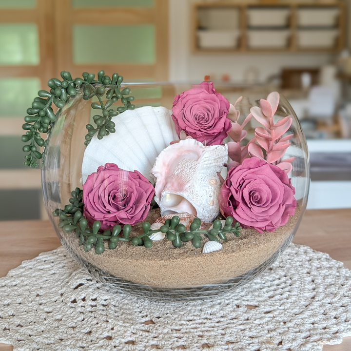 Rose éternelle et coquillages avec suscculente, création florale bord de mer.