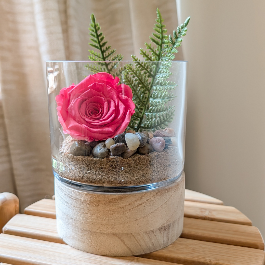 Rose éternelle dans vase décoratif, création florale rustique et en guise de remerciement