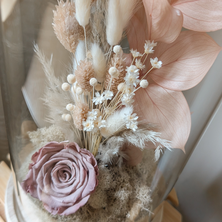 Rose éternelle et fleurs séchées, composition florale douce pour funérailles
