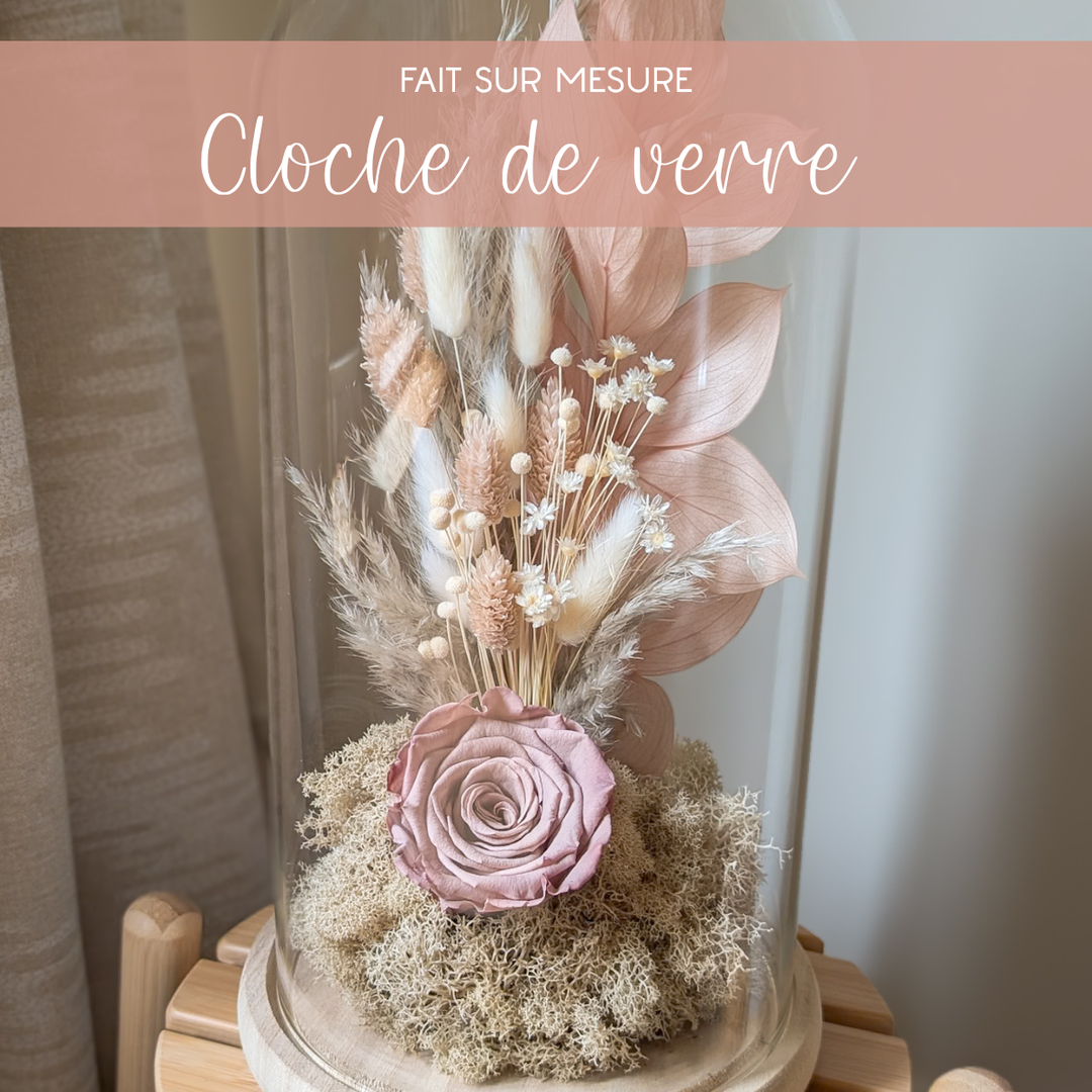 Rose éternelle sous un vase cloche, création florale romantique pour la Saint-Valentin