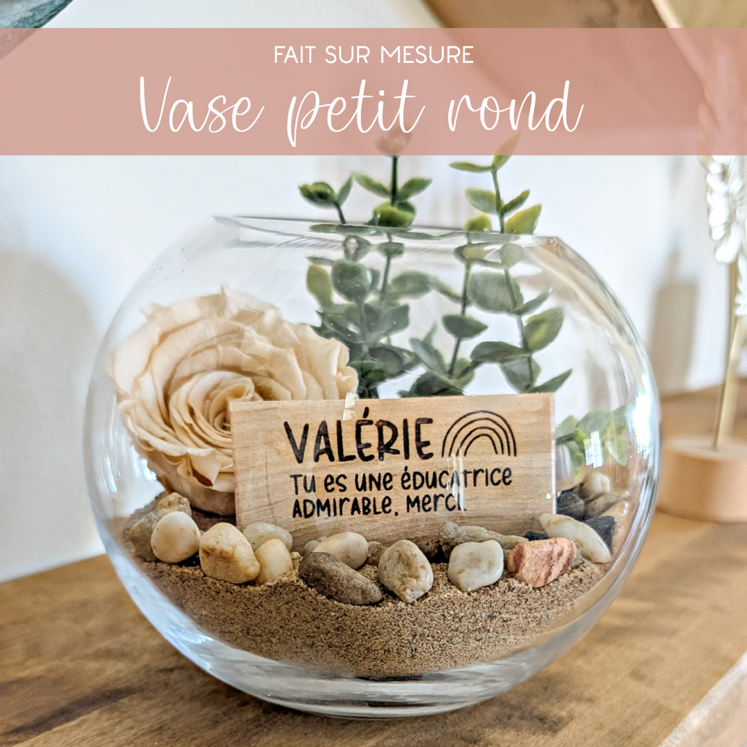 Rose éternelle dans un vase décoratif, création florale pour éducatrice à remercier.
