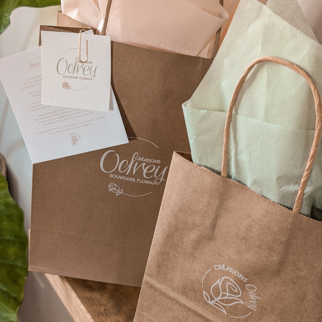 Sac cadeau kraft naturel Créations Odrey, avec logo estampé, papier de soie vert sauge et finition artisanale.