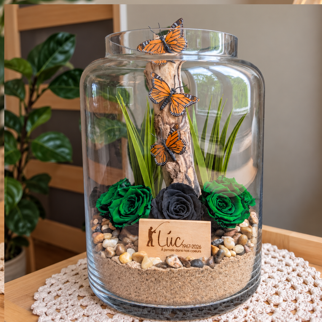 Arrangement floral souvenir avec roses éternelles vertes et papillons monarques en mémoire d’un proche