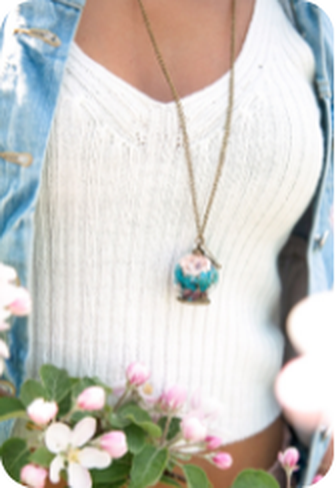 Pendentif souvenir porté sur un collier de 30 pouces, au bas de la poitrine