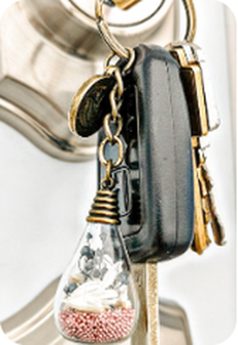 Pendentif souvenir accroché à un porte-clé avec des clés