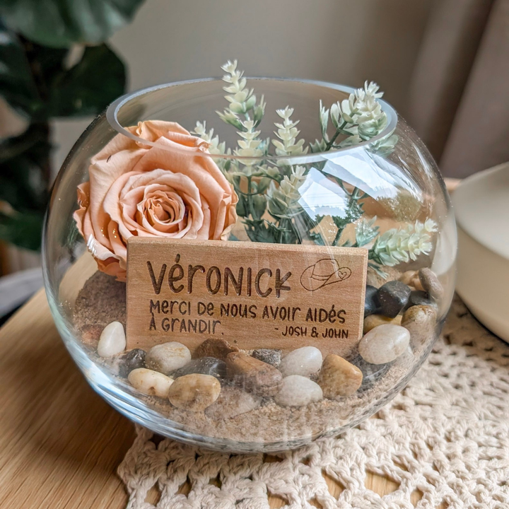 Vase décoratif personnalisé avec rose éternelle pêche et message gravé, une idée-cadeau de fin d’année pour éducatrice.
