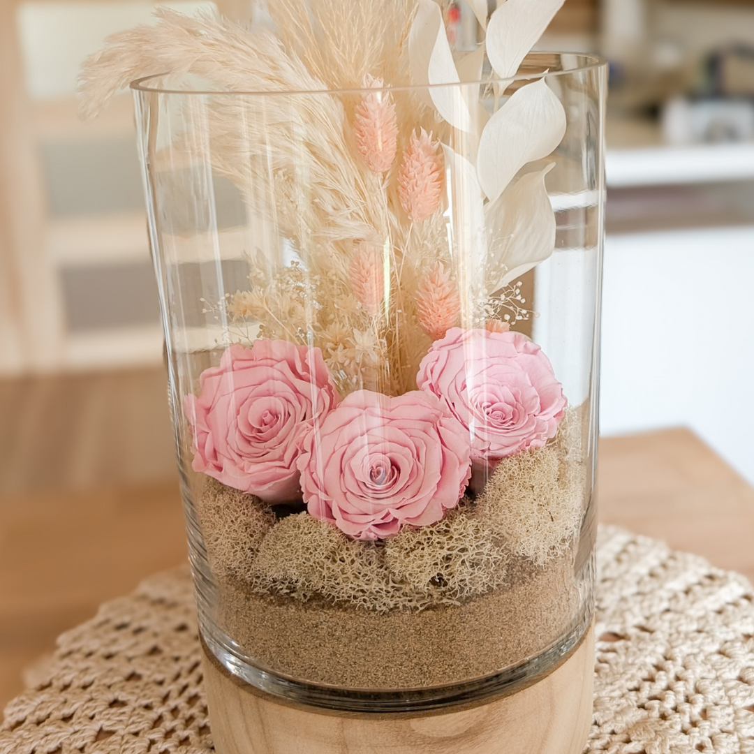 Vase décoratif naturel avec rose éternelle et fleurs séchées couleur sable.