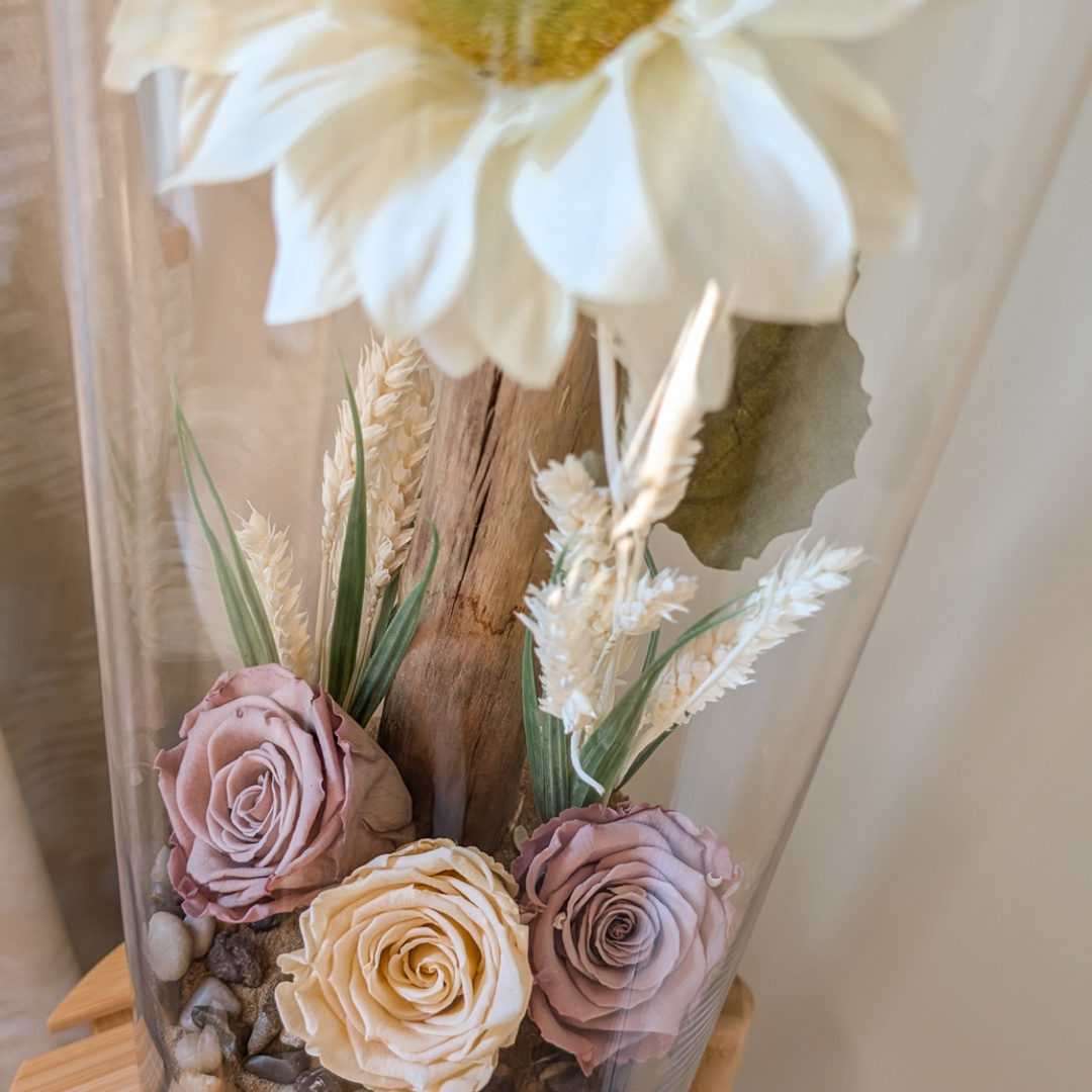 Vase décoratif naturel avec rose éternelle et fleurs séchées et tournesol.