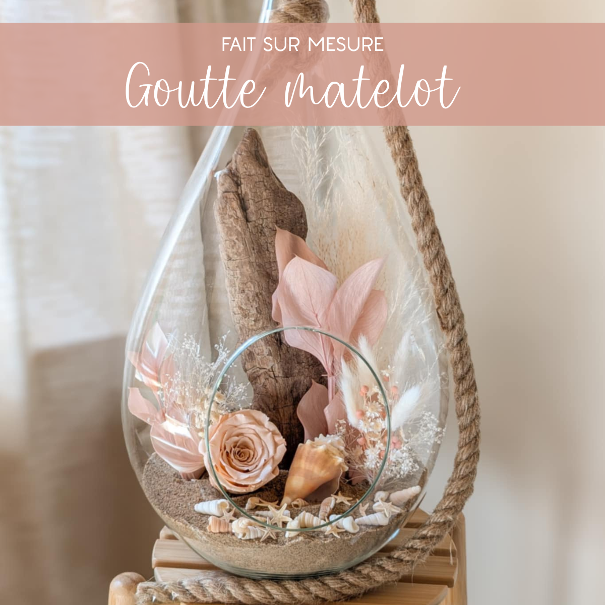 Arrangement floral hommage dans un vase goutte avec rose éternelle et fleurs préservées