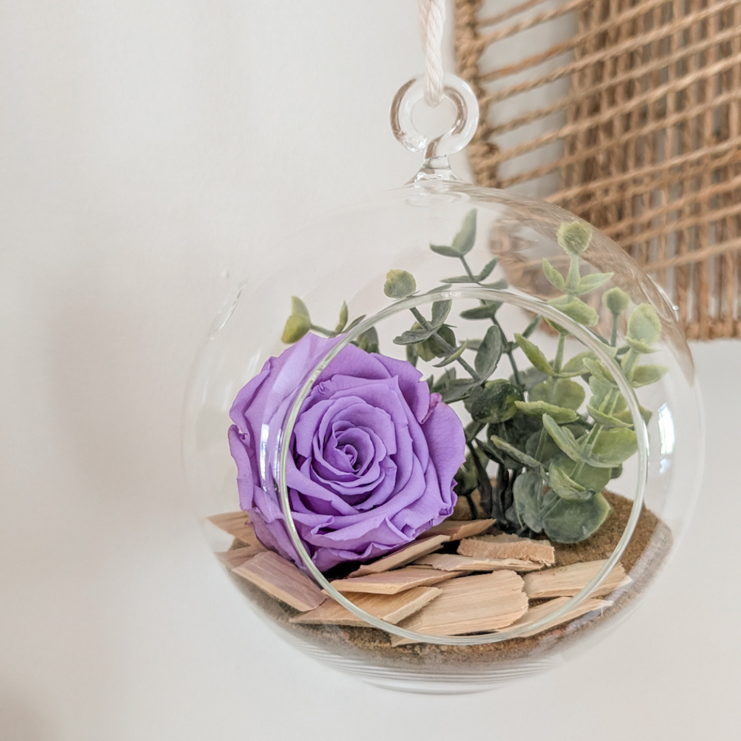 ase floral nature avec verdure eucalyptus et sable doré, style bord de mer.