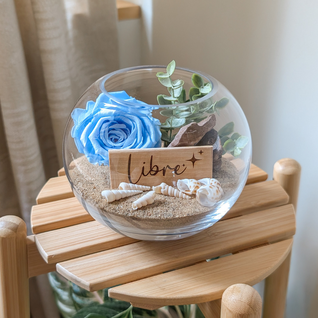 Vase floral nature avec fleurs séchées et sable doré, style bord de mer