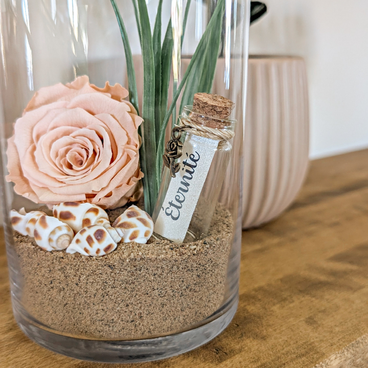Vase floral durable avce bouteille messagère, décoré de rose éternelle et fleurs naturelles.